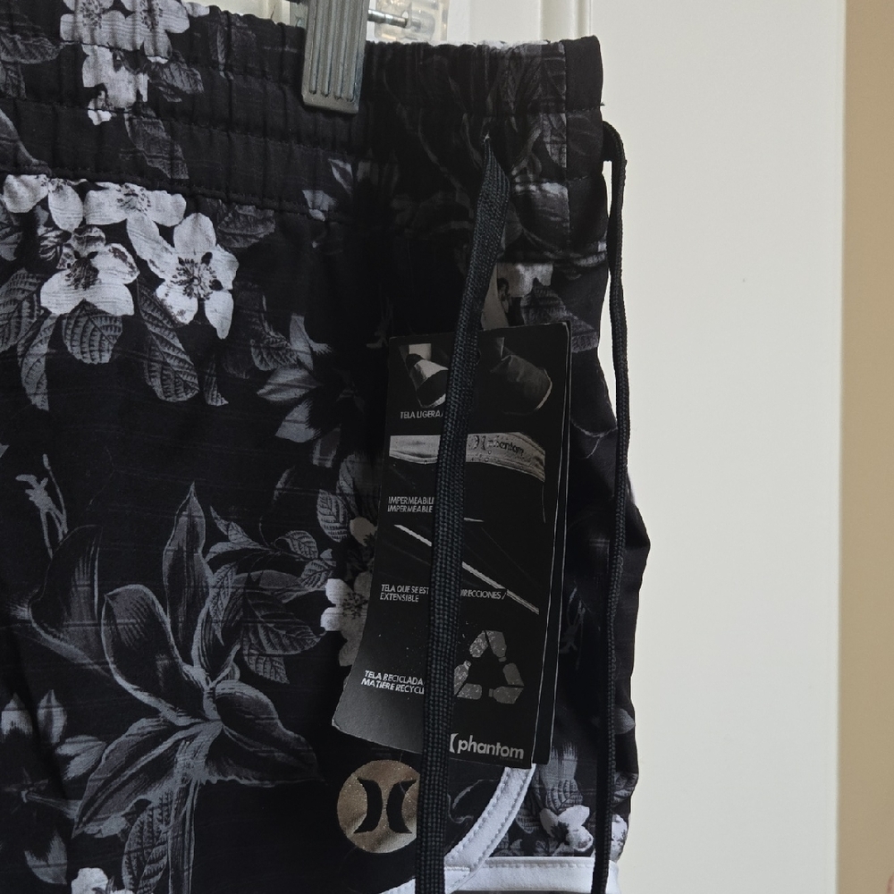 Brand New Hurley Black Floral Women's Shorts with White Floral Accents Large - Picture 4 of 7